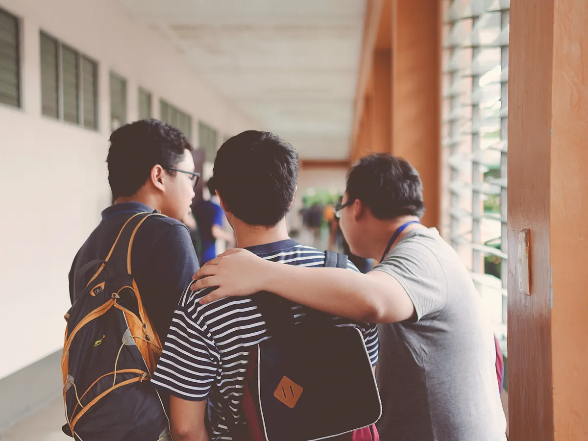 Estudiantes de secundaria conversando en el pasillo entre clases