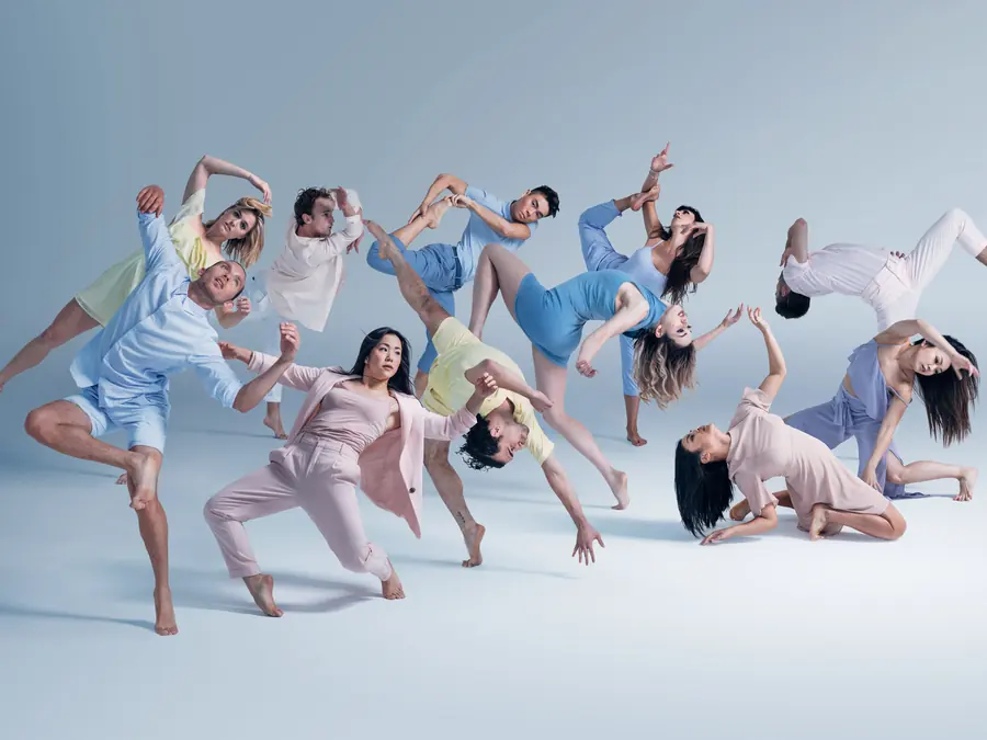 Grupo de danza en pleno movimiento durante un montaje coreográfico